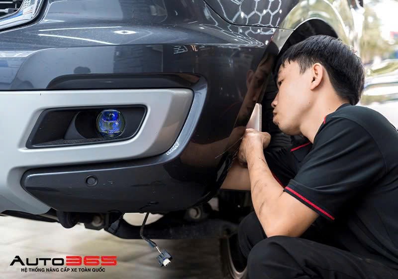 Kỹ thuật viên kiểm tra và căn chỉnh vị trí bi gầm F10 Pro V2 trên Ford Everest 2021 sau lắp đặt.