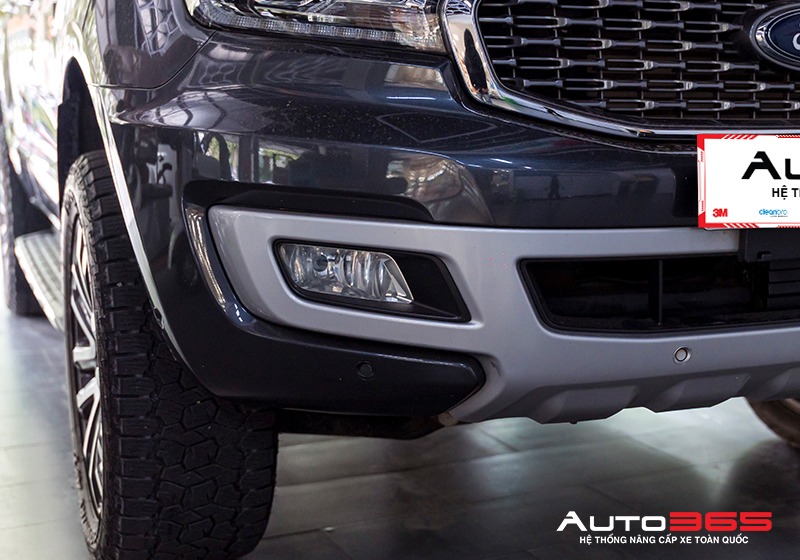 Đèn gầm Halogen nguyên bản Ford Everest 2021 bản Titanium trước khi nâng cấp.