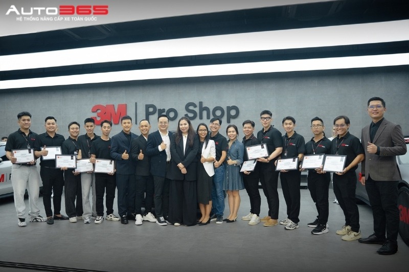 Đại diện 3M Global trao chứng nhận tay nghề chuẩn quốc tế cho đội ngũ kỹ thuật viên 3M Pro Shop &amp; 3M Training Center